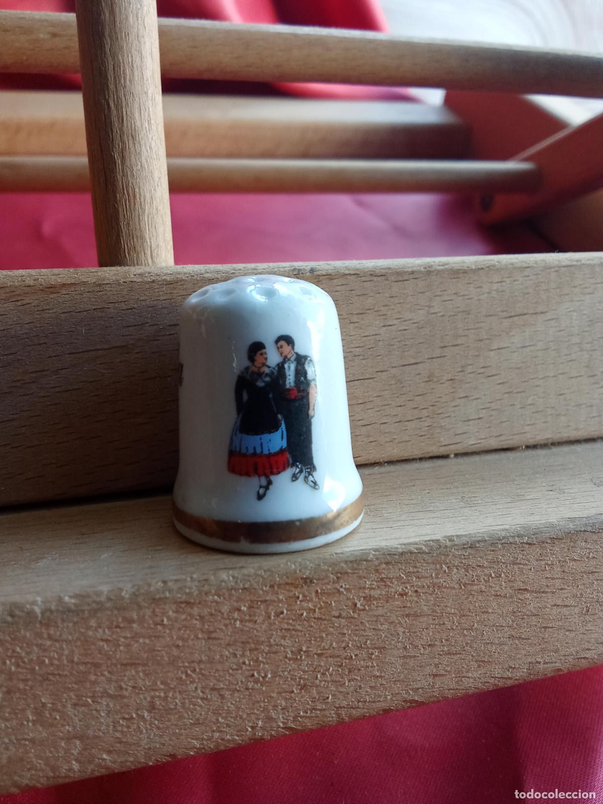 Antig&uuml;edades: Dedal de porcelana Guadalest, Alicante. Caja dedales