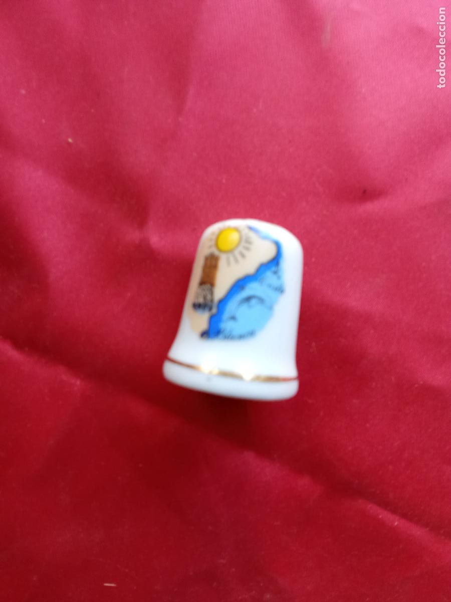 Antig&uuml;edades: Dedal recuerdo costa blanca, porcelana (mar y sol). Caja dedales