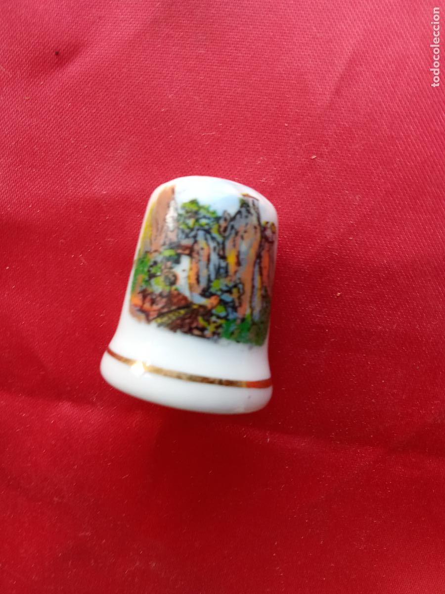 Antig&uuml;edades: Dedal recuerdo Guadalest, nombre detr&aacute;s, Alicante, porcelana. Caja dedales