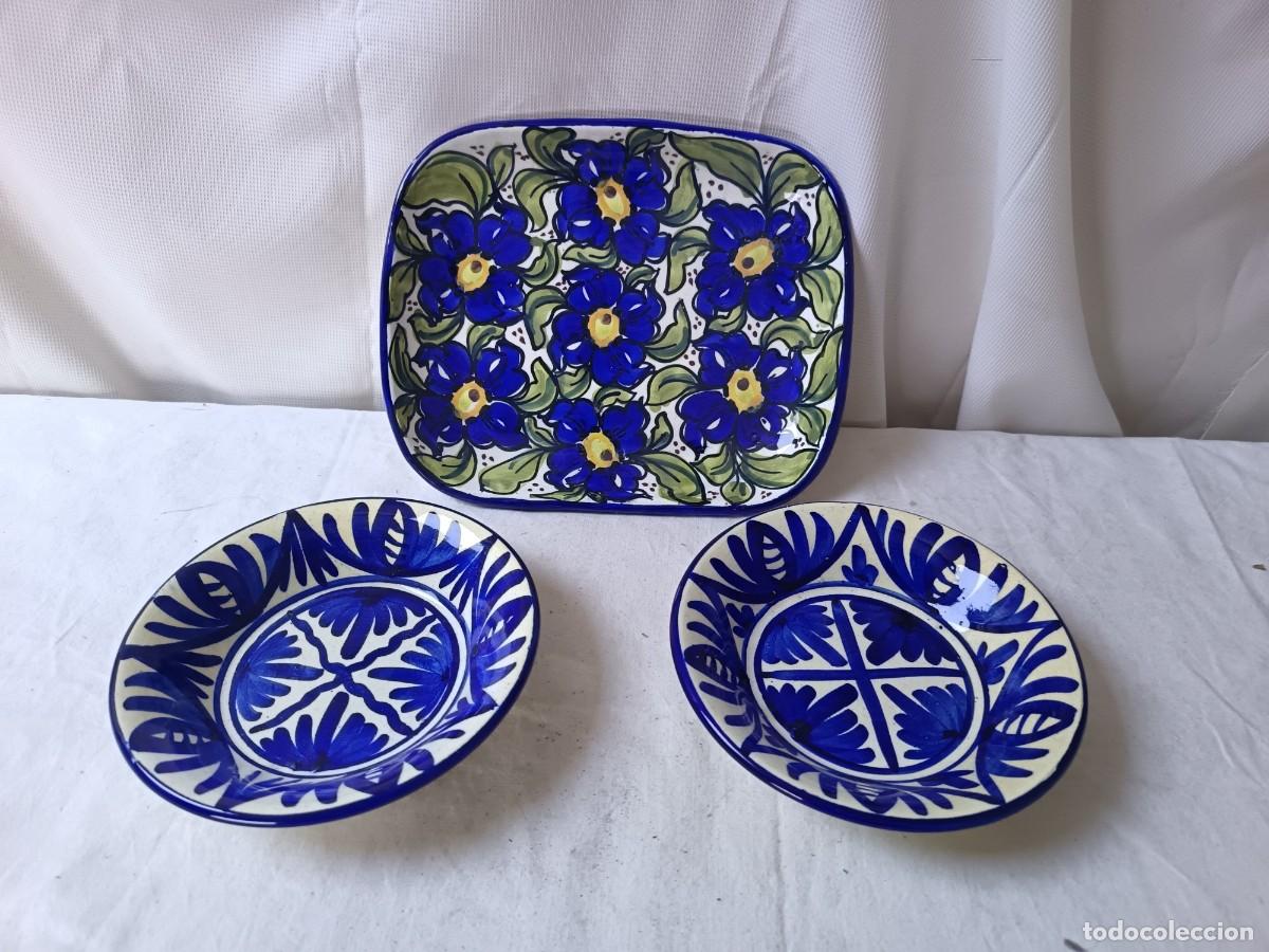 Antig&uuml;edades: Lote de Bandeja y 2 platos pintados a mano, los platos con sello en base