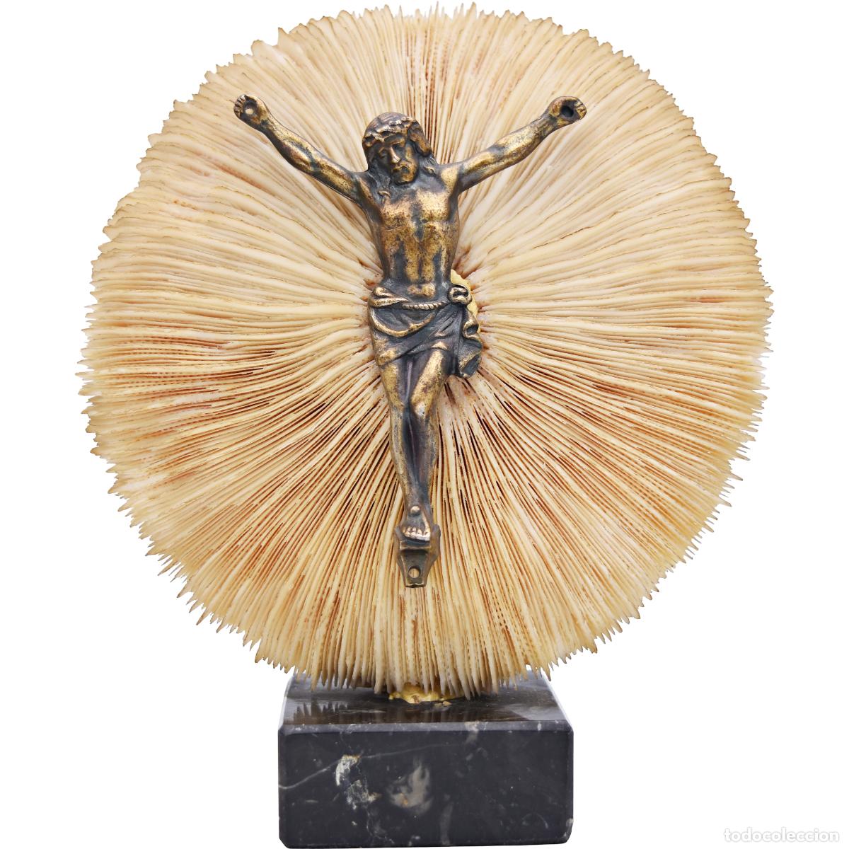 Antiques: Cristo antiguo sobre coral en peana