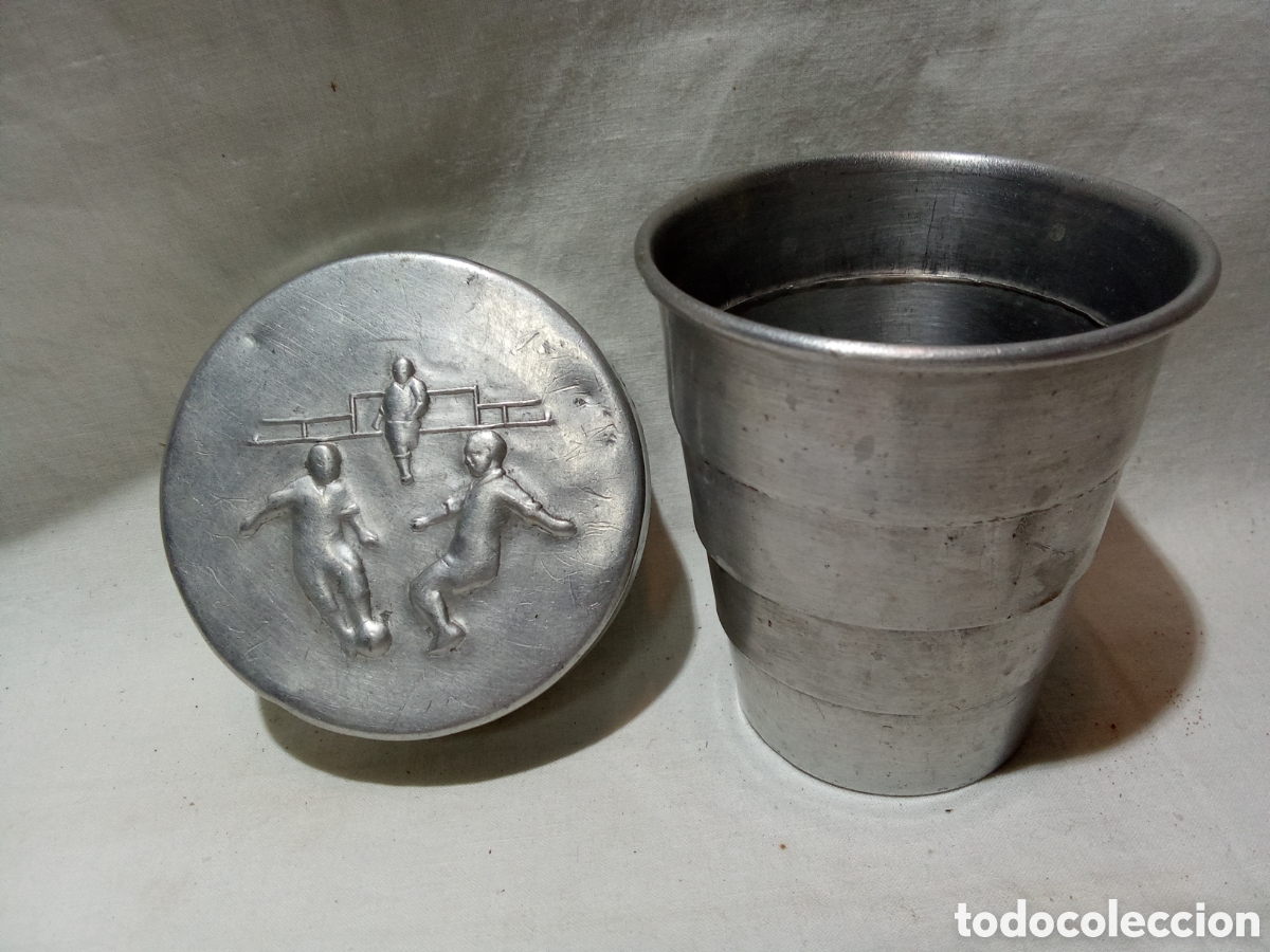Antiques: ANTIGUO VASO PLEGABLE DE LAT&Oacute;N CON IMAGENES DE FUTBOL