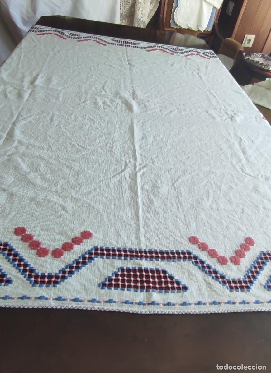 Antig&uuml;edades: ANTIGUO MANTEL DE HILO / ALGODON RUSTICO CON BORDADO LAGARTERA Y CALADOS - HECHO A MANO &ndash; 135 x 115