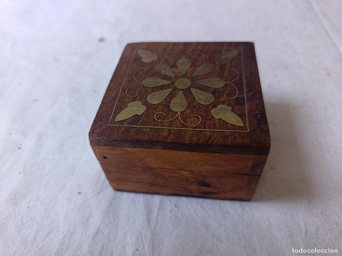 Antiguidades: Caja de madera con incrustaciones de lat&oacute;n, interior forrado