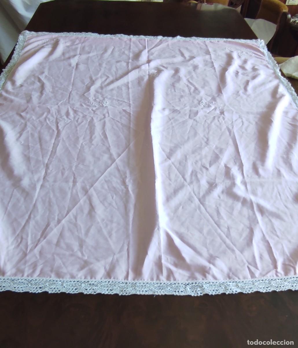 Antig&uuml;edades: ANTIGUO MANTEL DE T&Eacute; O COLCHITA DE CUNA VINTAGE &ndash; ROSA PALIDO CON BORDADO BLANCO Y PUNTILLA &ndash; 82 x 8