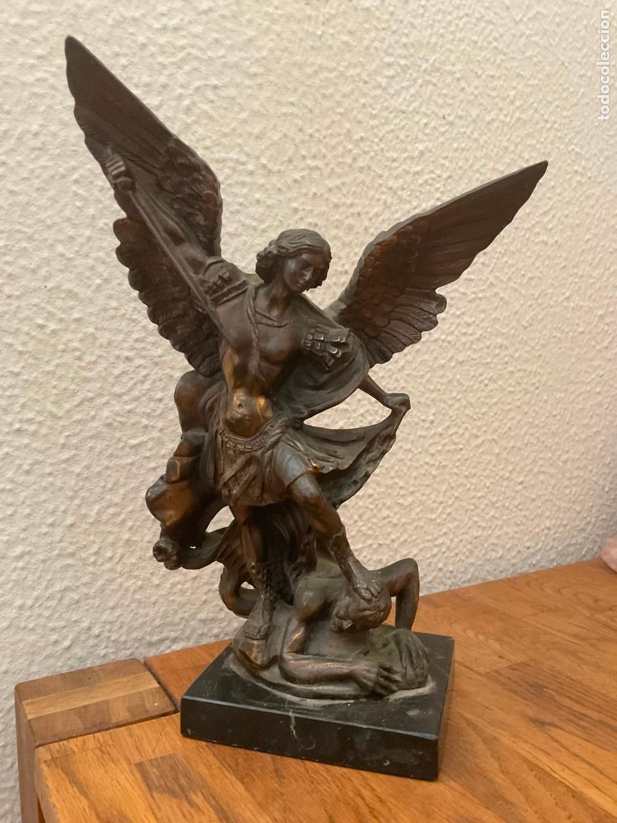Antig&uuml;edades: FIGURA RELIGIOSA ANTIGUA EN RESINA / PASTA - ARCANGEL MIGUEL - 28x19 cm