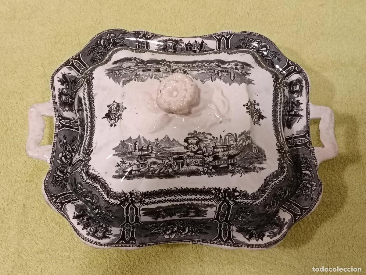 Antig&uuml;edades: Antigua sopera legumbrera de loza - Decoraci&oacute;n Transferware negra - Escena rom&aacute;ntica - Sello Roval