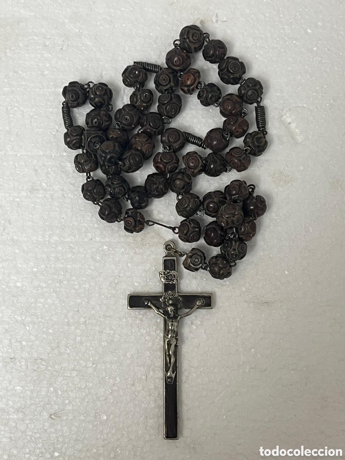 Antig&uuml;edades: Antiguo Rosario de Cuentas de Madera Tallada con Cruz de Metal Plateado