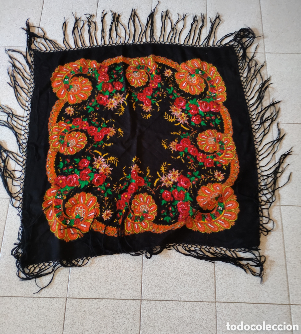 Antig&uuml;edades: Pa&ntilde;uelo, mant&oacute;n de lana para traje regional