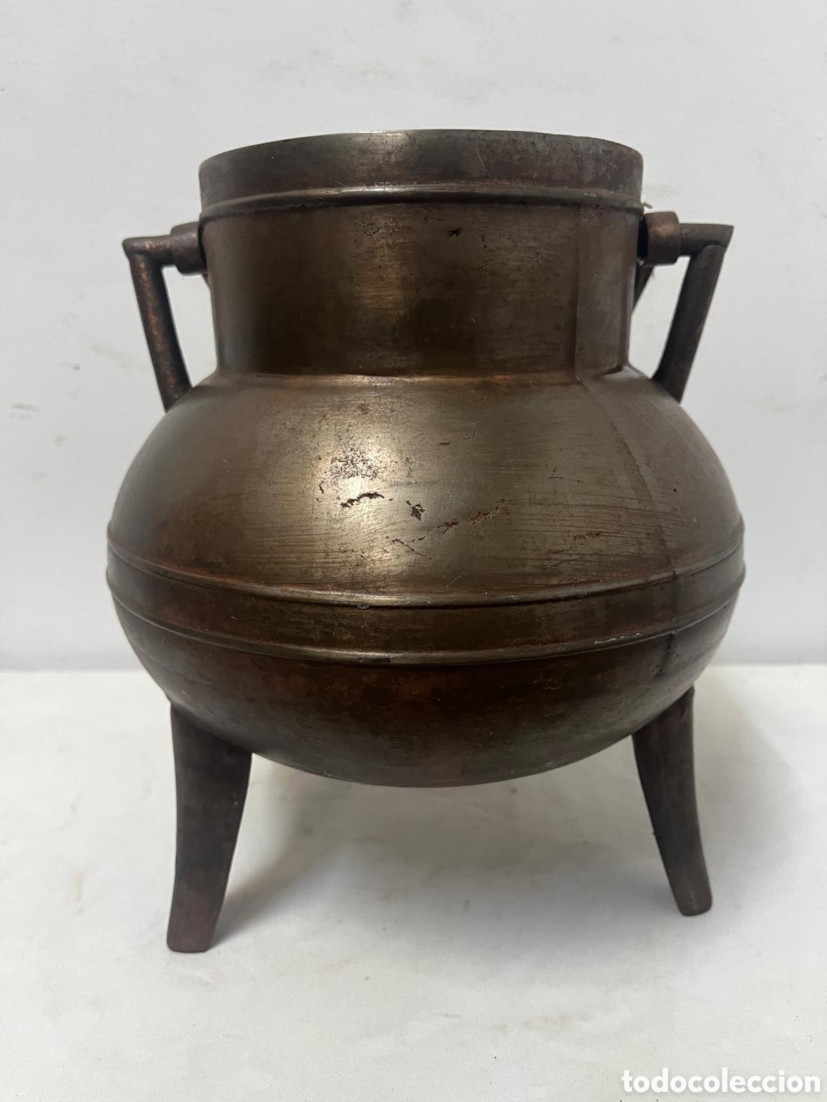 Antig&uuml;edades: Pote Antiguo de Hierro Fundido con Tres Patas y Asas Laterales. A/J