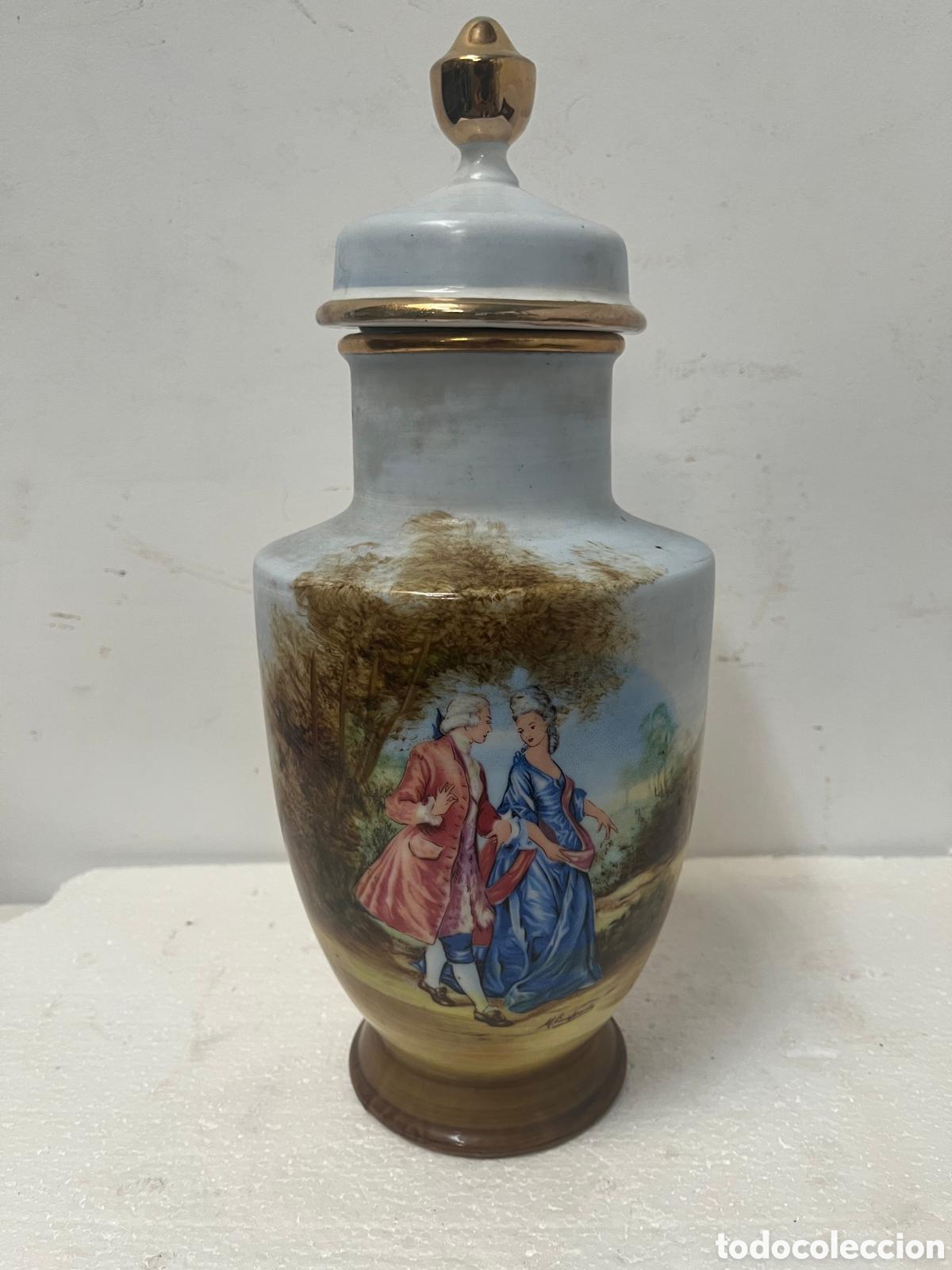 Antig&uuml;edades: B&uacute;caro o Jarr&oacute;n de Cer&aacute;mica Esmaltada con Escena Galante y Filos Dorados (Con Tapa) . A/J