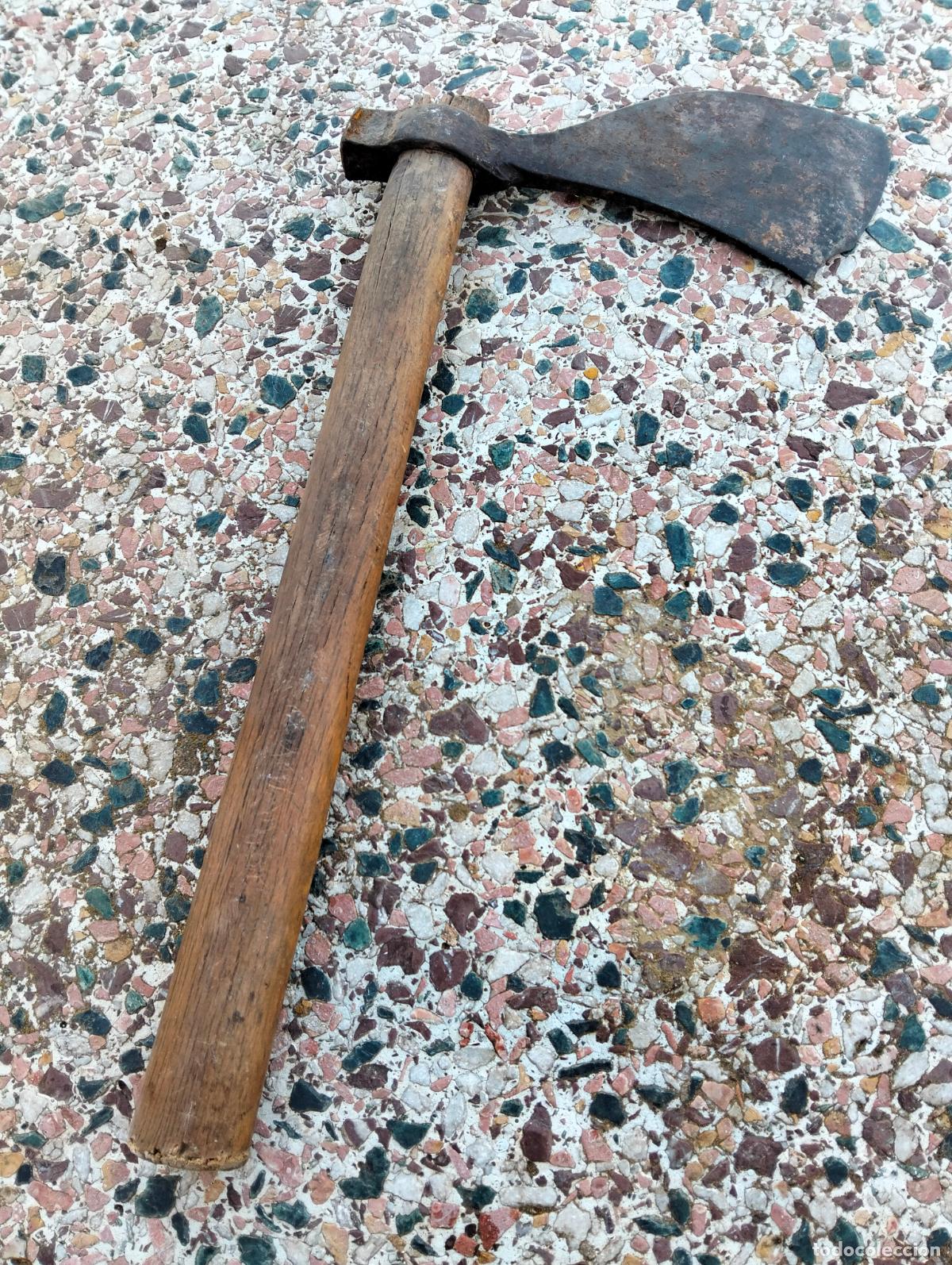 Antiquit&eacute;s: Antigua hacha para cortar madera cabeza de hierro forjado Catalana mango de madera principios S.XX