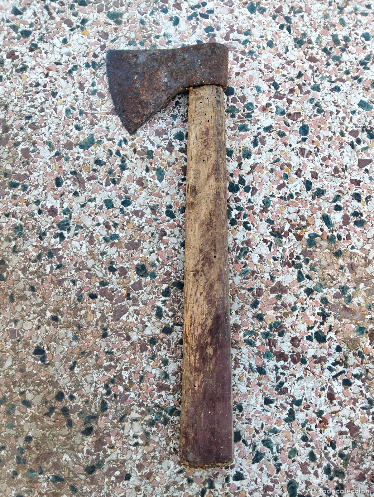 Antiquit&eacute;s: Antigua hacha para cortar madera de cabeza de hierro mango de madera a&ntilde;os 50
