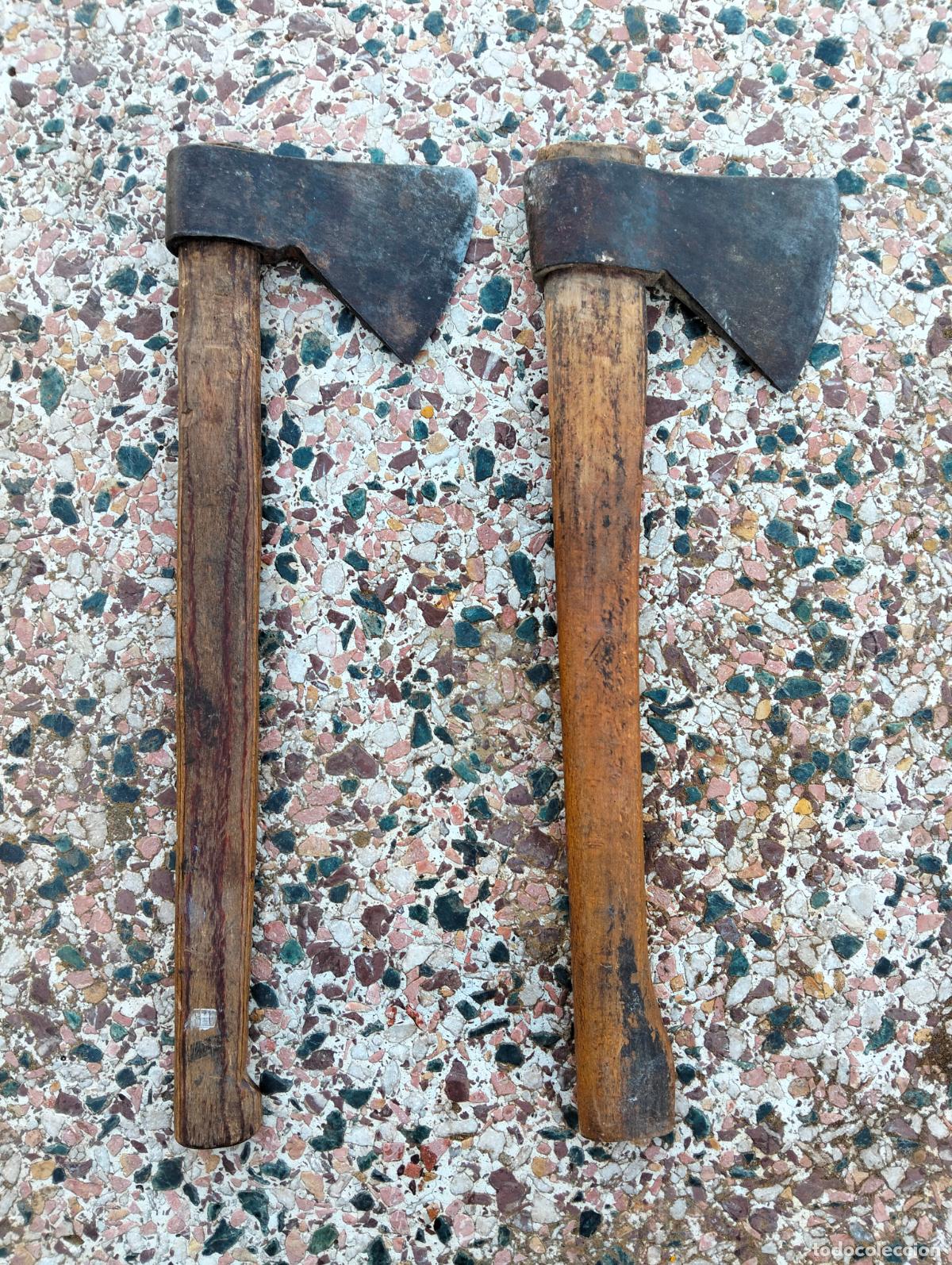 Antiquit&eacute;s: Pareja de hachas antiguas cabeza de hierro mango de madera catalanas cortar le&ntilde;a a&ntilde;os 50