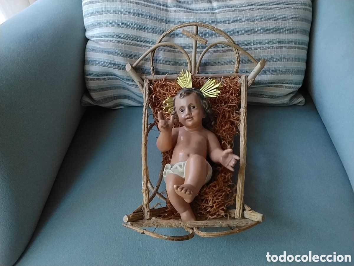 Antig&uuml;edades: Antiguo Ni&ntilde;o Jes&uacute;s Bendiciendo - &rdquo;El Arte Cristiano&rdquo; (Olot) - Pasta de madera con cuna r&uacute;stica y pot