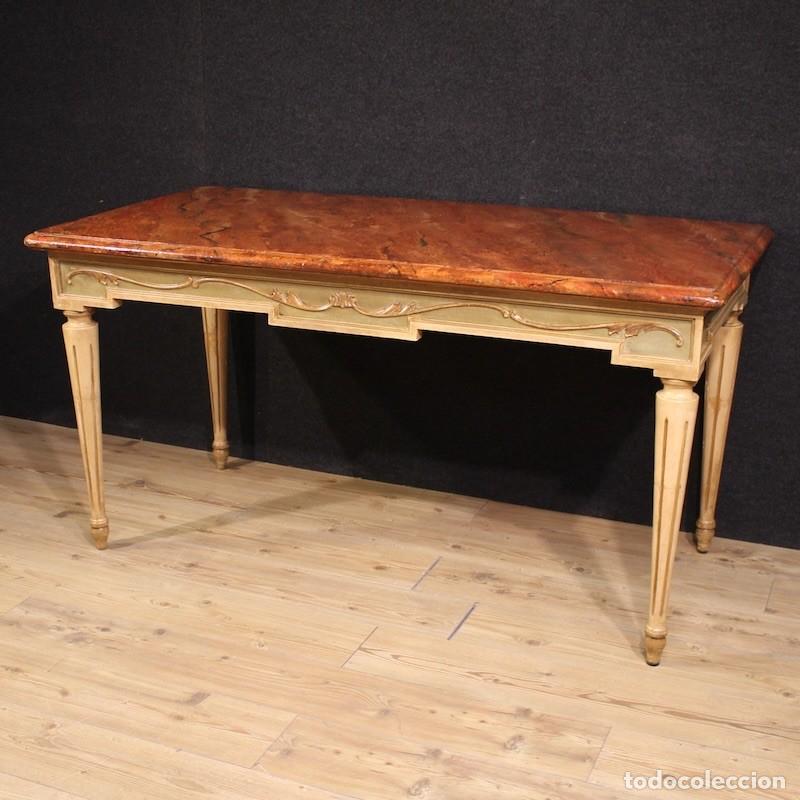 Antig&uuml;edades: Mesa lacada y pintada al estilo Luis XVI del siglo XX