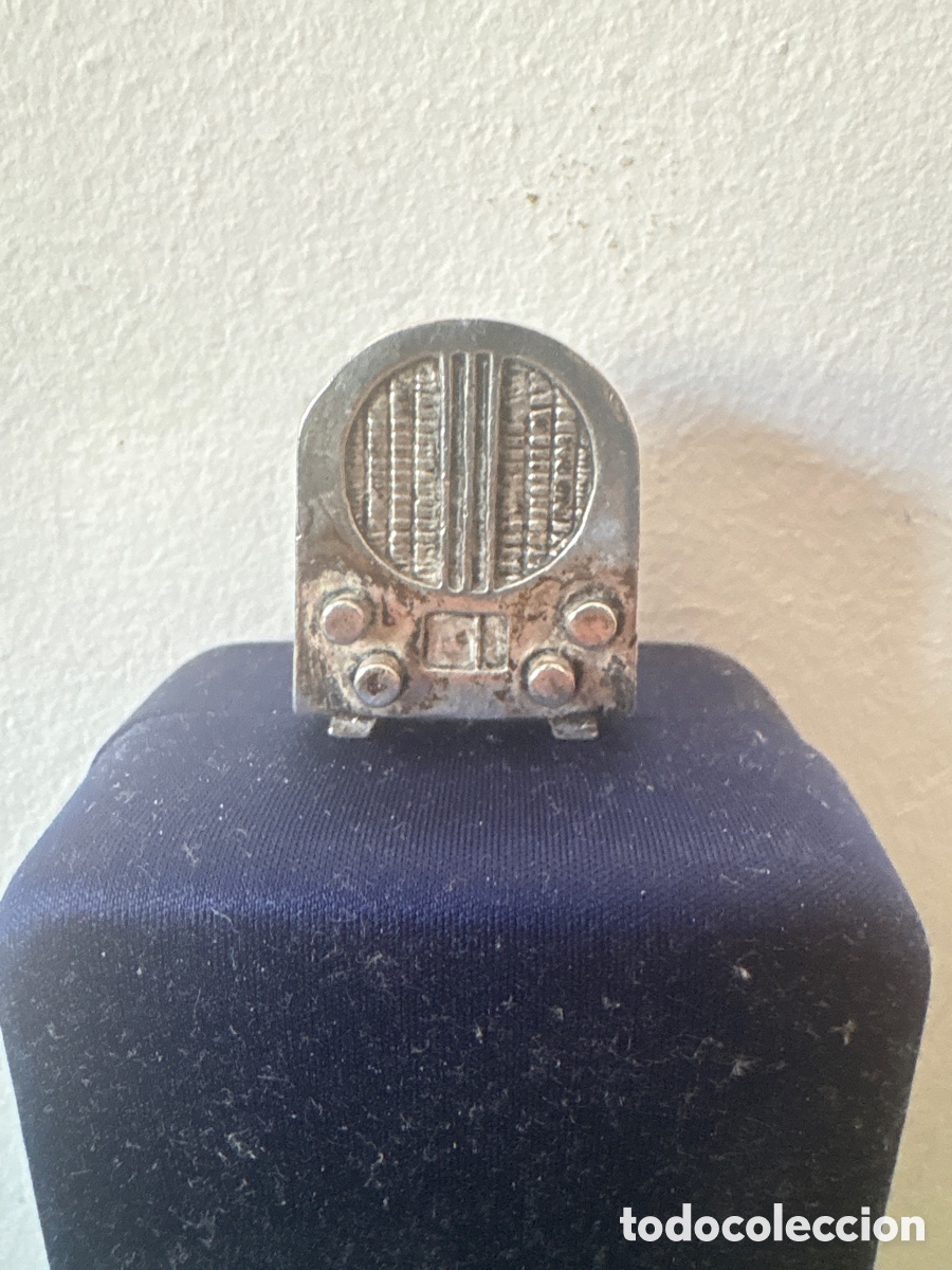 Antig&uuml;edades: Figura miniatura en plata de ley ba&ntilde;ada, radio (A18)