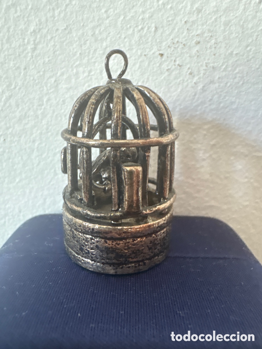Oggetti Antichi: Figura miniatura en plata de ley ba&ntilde;ada, jaula con p&aacute;jaro (A18)