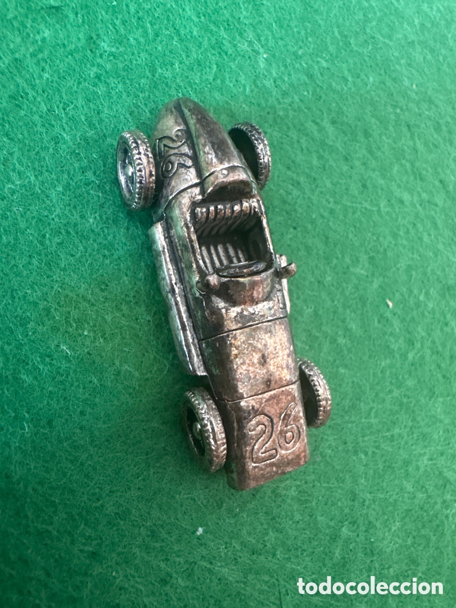 Antig&uuml;edades: Figura miniatura en plata de ley ba&ntilde;ada, coche b&oacute;lido de carreras (A18)