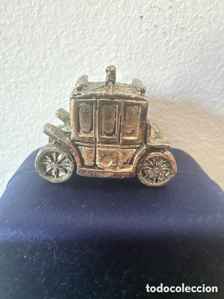 Oggetti Antichi: Figura miniatura en plata de ley ba&ntilde;ada, coche antiguo (A18)