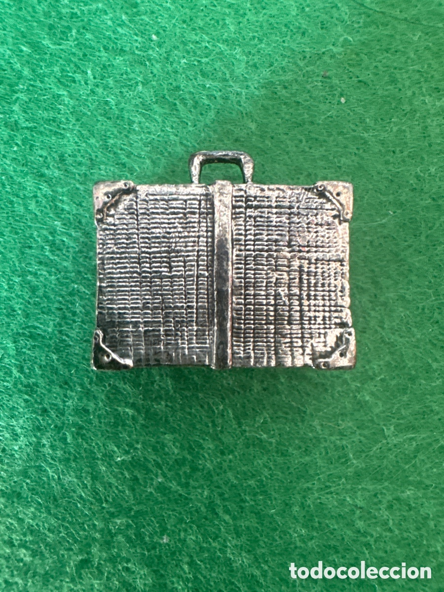 Antig&uuml;edades: Figura miniatura en plata de ley ba&ntilde;ada, maleta (A18)
