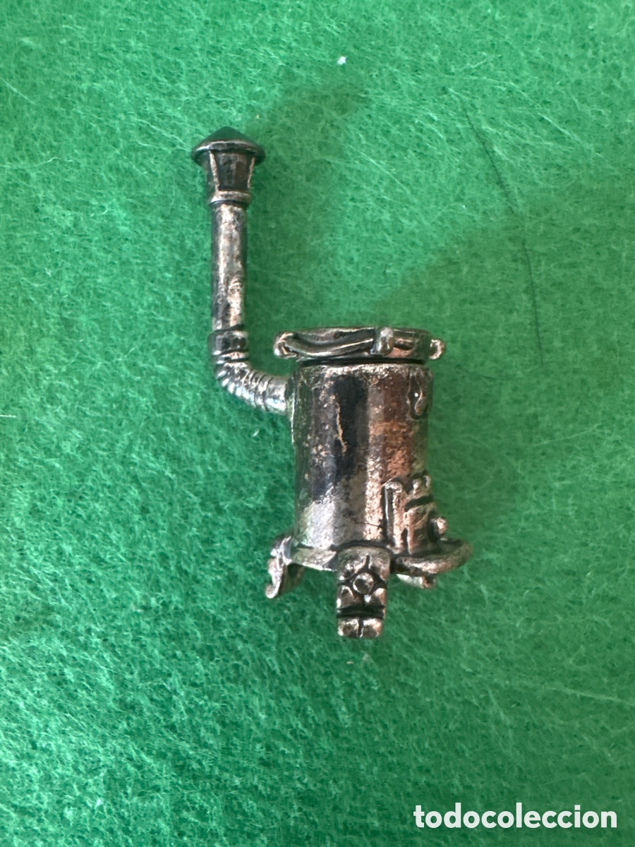 Antig&uuml;edades: Figura miniatura en plata de ley ba&ntilde;ada, chimenea (A18)