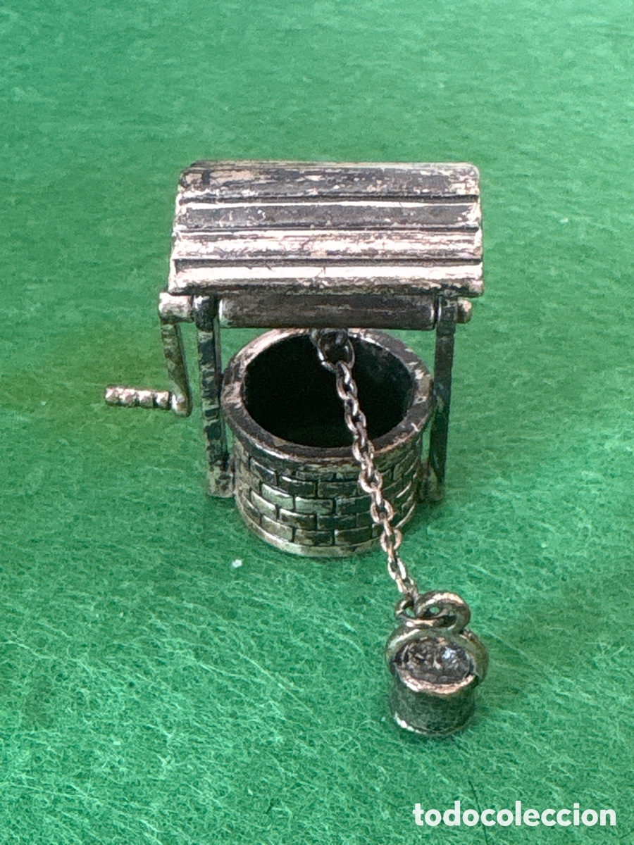 Antig&uuml;edades: Figura miniatura en plata de ley ba&ntilde;ada, pozo (A18)