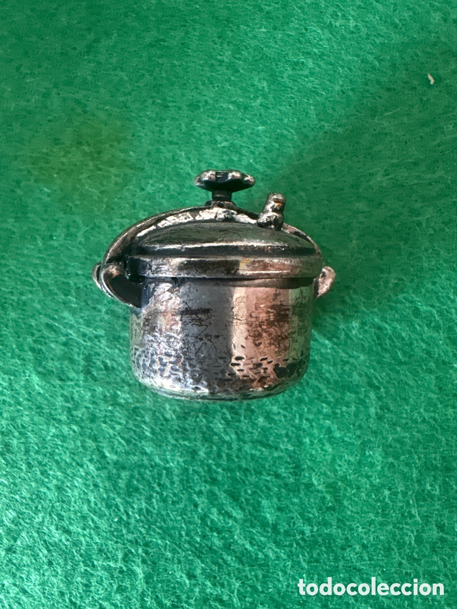 Antig&uuml;edades: Figura miniatura en plata de ley ba&ntilde;ada, olla a presi&oacute;n (A18)