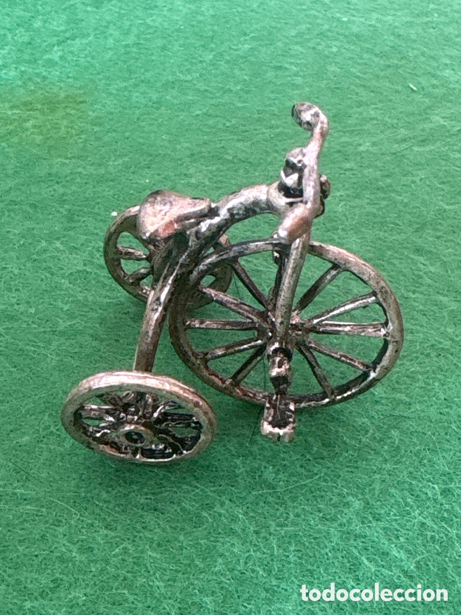 Antig&uuml;edades: Figura miniatura en plata de ley ba&ntilde;ada, bicicleta velocipedo (A18)