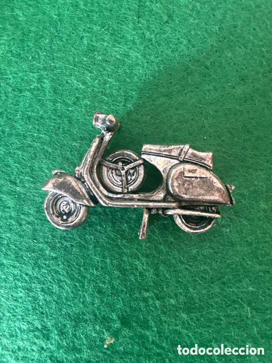 Antig&uuml;edades: Figura miniatura en plata de ley ba&ntilde;ada, radio (A18)