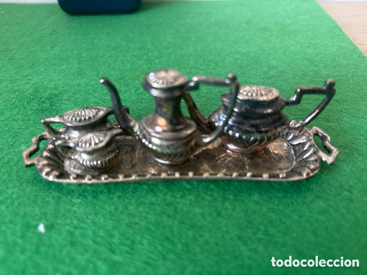 Antig&uuml;edades: Figura miniatura en plata de ley ba&ntilde;ada, servicio de te (A18)