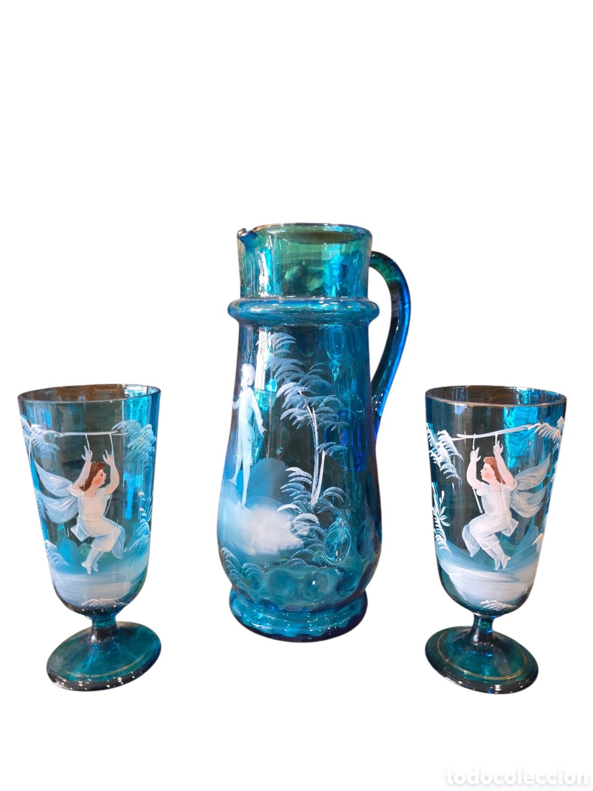 Antig&uuml;edades: Jarra alemana de cristal azul con dos vasos a juego y decoraci&oacute;n Schneemalerei