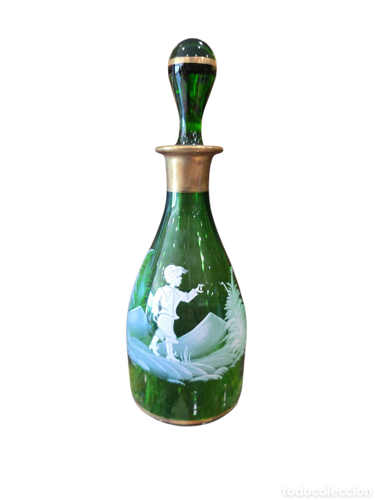 Antig&uuml;edades: Decantador alem&aacute;n de cristal verde con pintura en relieve (Schneemalerei) y tap&oacute;n de cristal