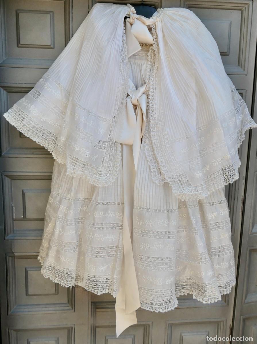 Antig&uuml;edades: Antiguo conjunto de bautizo o ceremonia para ni&ntilde;a. Vestido, esclavina y capota. Encajes y bordados.