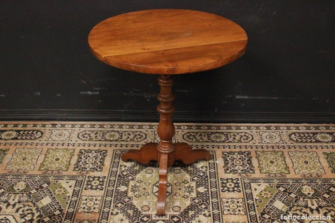 Antig&uuml;edades: MESA AUXILIAR FRANCESA REDONDA DE MADERA CLARA - Foto 2