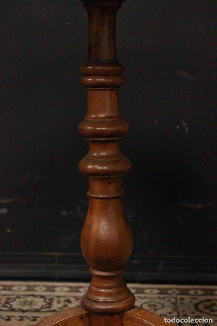 Antig&uuml;edades: MESA AUXILIAR FRANCESA REDONDA DE MADERA CLARA - Foto 4