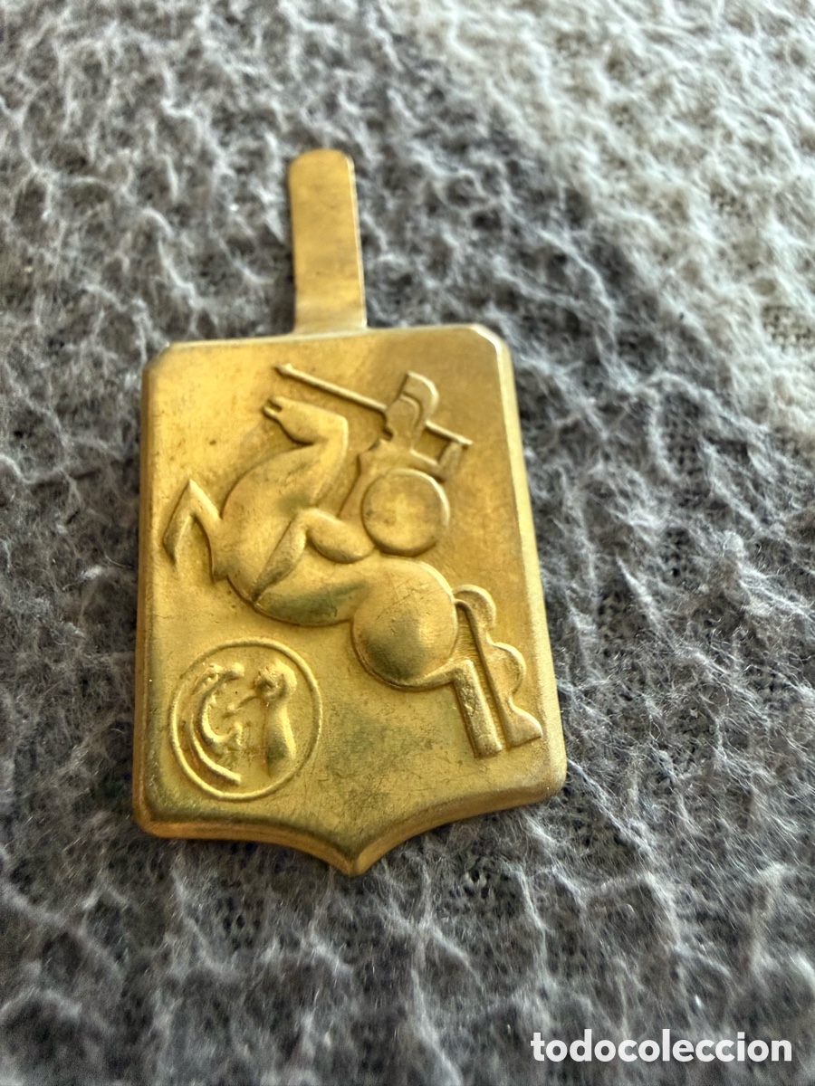 Antig&uuml;edades: Insignia. AUXILIO SOCIAL. JINETE IBERO