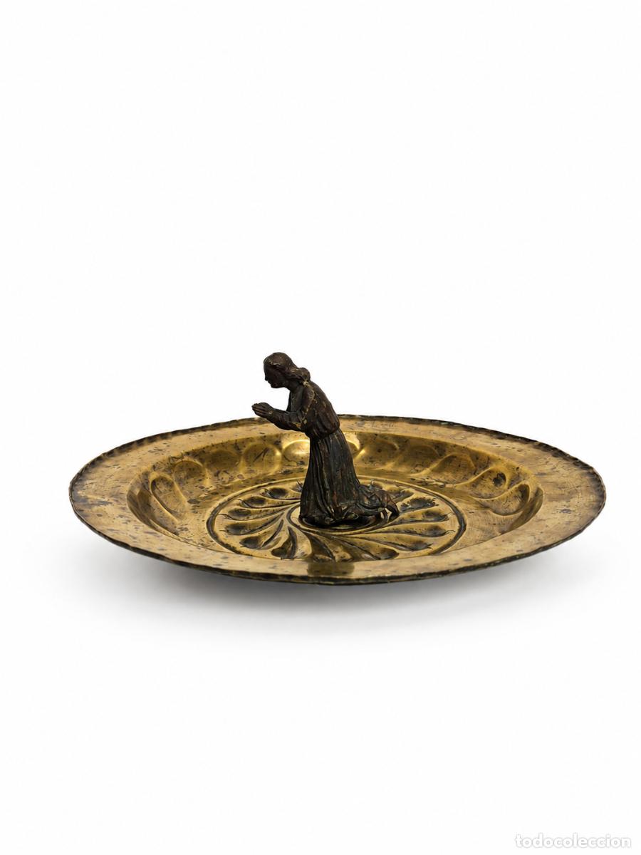 Antig&uuml;edades: Plato Petitorio, N&uacute;remberg (Alemania) - Plato Limosnero - S.XVII - Figura Central en Bronce