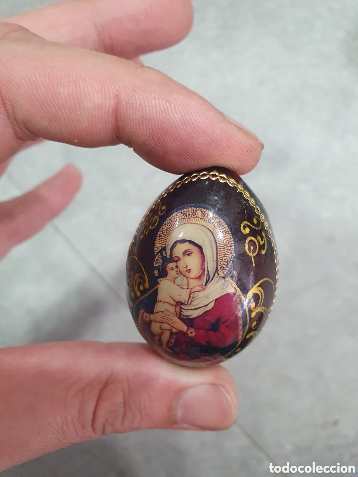 Antiguidades: Huevo con virgen pintada. (L120)