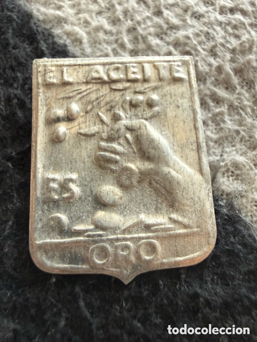 Antig&uuml;edades: INSIGNIA. GUERRA CIVIL. AUXILO SOCIAL. EL ACEITE ES ORO