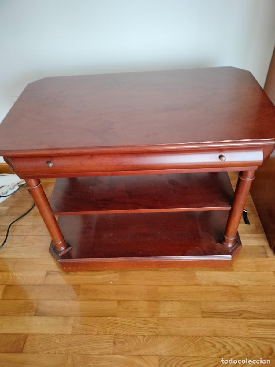 Antig&uuml;edades: MESA DE TELEVISI&Oacute;N DE MADERA MUY S&Oacute;LIDA.