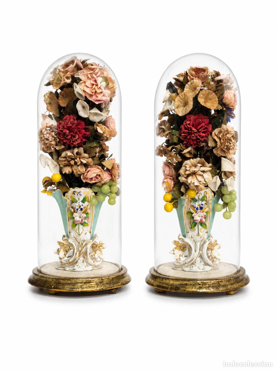 Antig&uuml;edades: Bonita Pareja de Jarrones de Porcelana, Isabelinos - Fanales, Urnas de Cristal - Peana Madera S. XIX