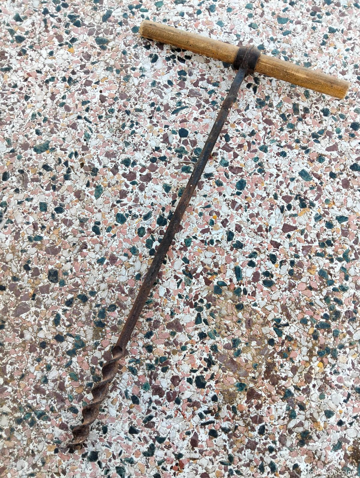 Antiquit&auml;ten: M&aacute;quina manual para hacer agujeros barrena antigua herramienta de hierro y madera trepante a&ntilde;os 50