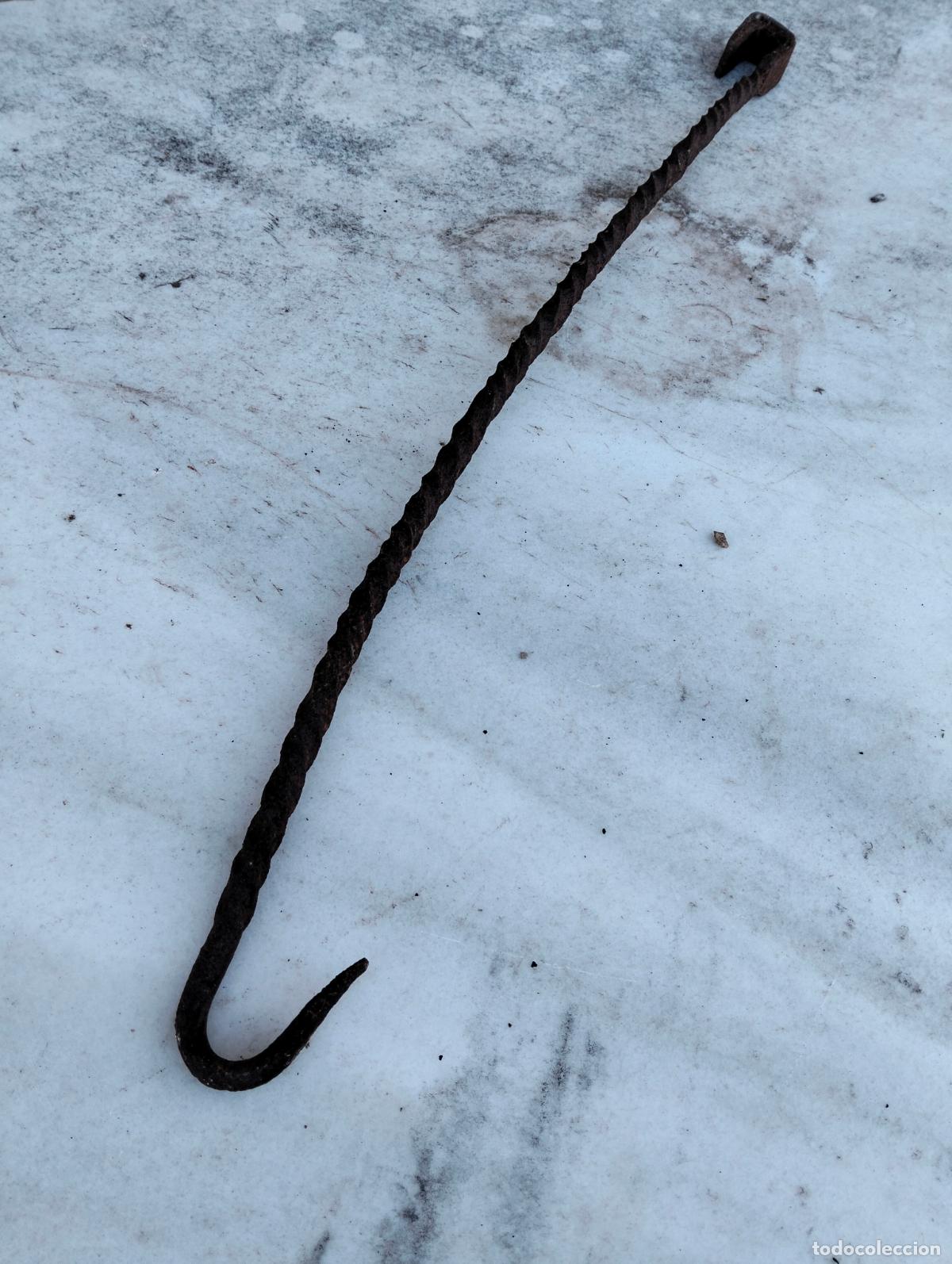 Antiques: Herramienta antigua de hierro barra pincho gancho para colgar olla o carne o chimenea