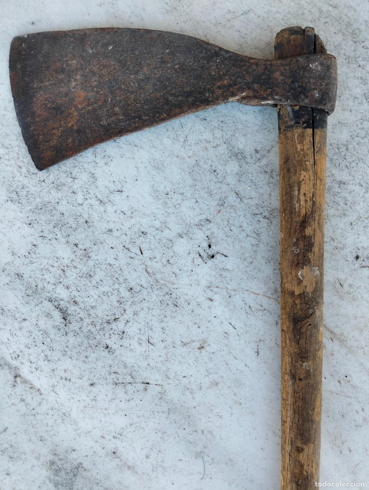 Antiquit&eacute;s: Antigua hacha para cortar madera cabeza de hierro forjado catalana mango de madera S.XIX