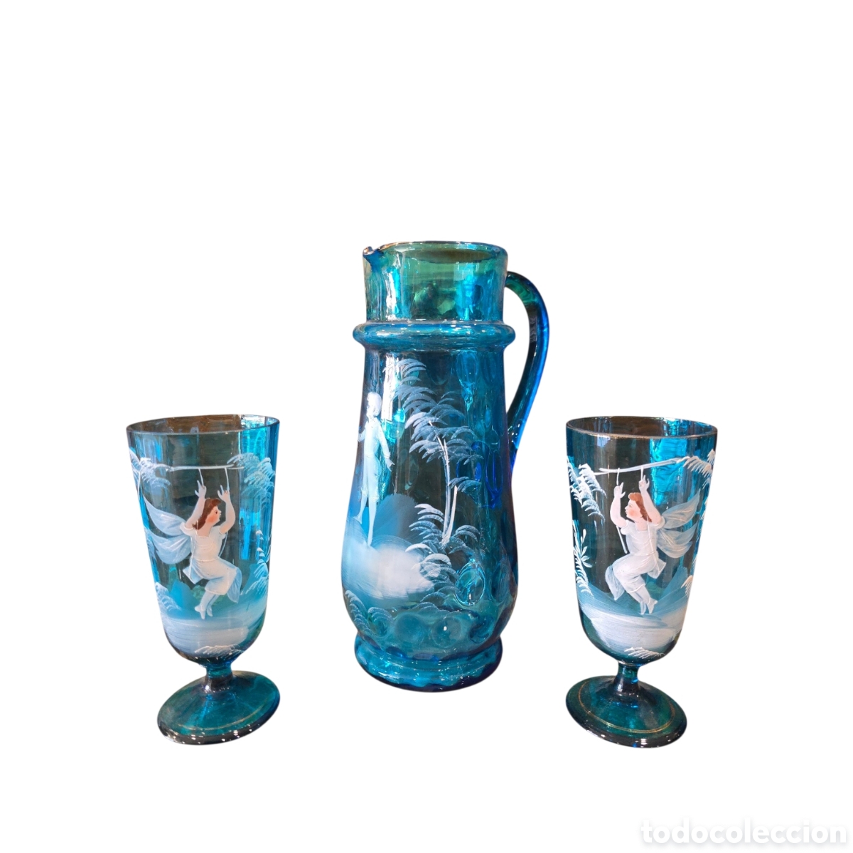 Antig&uuml;edades: Jarra alemana de cristal azul con dos vasos a juego y decoraci&oacute;n Schneemalerei