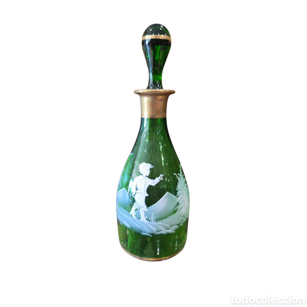 Antig&uuml;edades: Decantador alem&aacute;n de cristal verde con pintura en relieve (Schneemalerei) y tap&oacute;n de cristal