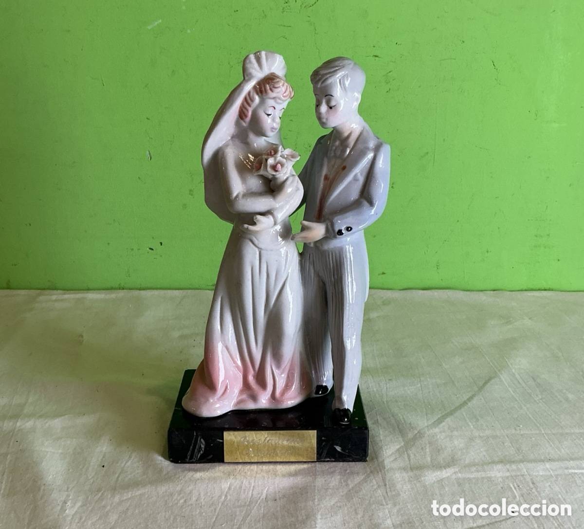 Antig&uuml;edades: Antigua figura de novios en porcelana esmaltada - recuerdo de boda vintage.