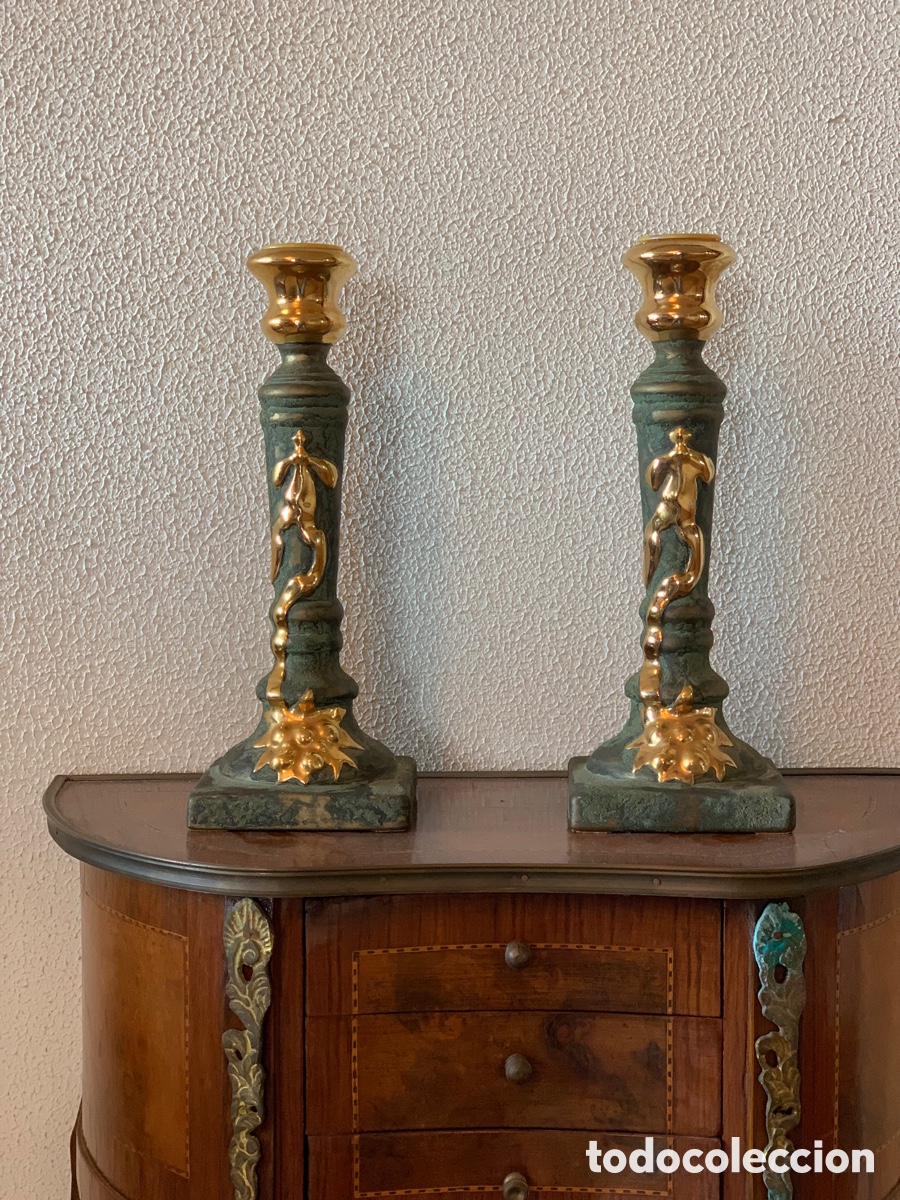 Antig&uuml;edades: Pareja de candelabros neocl&aacute;sicos de cer&aacute;mica