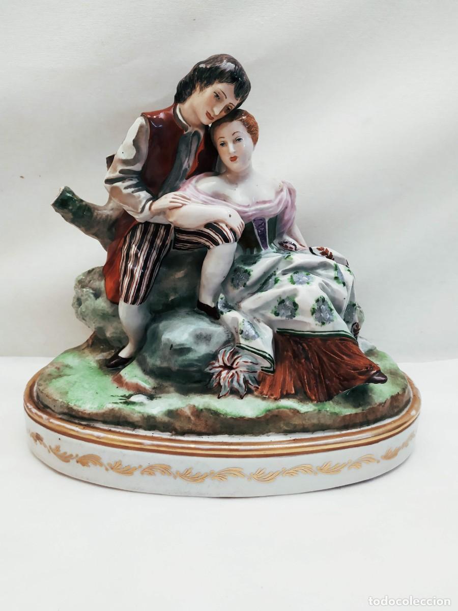 Antig&uuml;edades: Figura porcelana. Hispania. Pareja en el bosque.